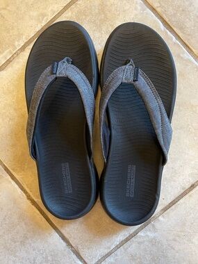 NWOT Skechers Goga mat flip flops